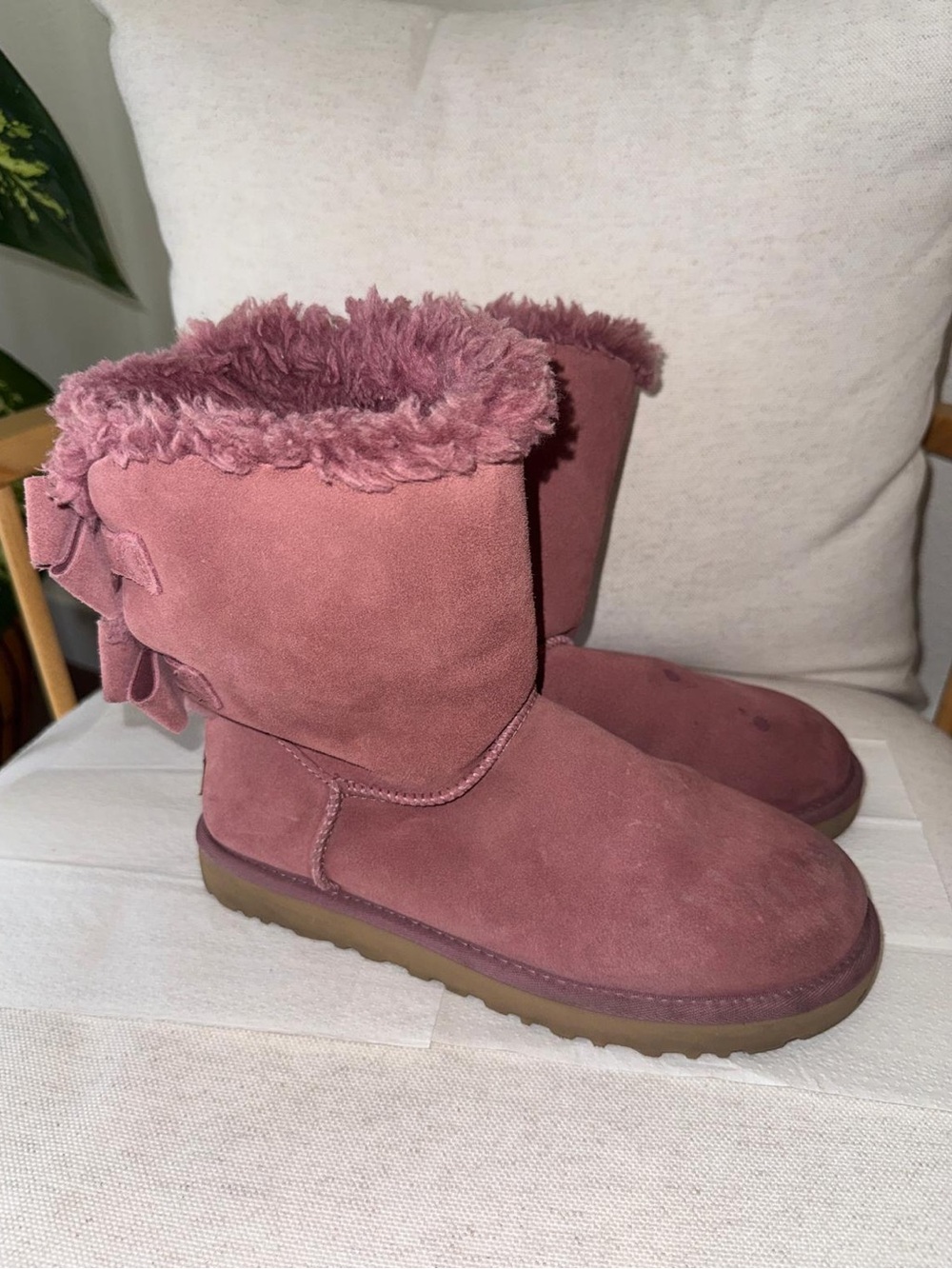 Ugg Australia Bailey Bow Short Mid-Calf Purple Pink Suede Sheepskin Boots Sz 8